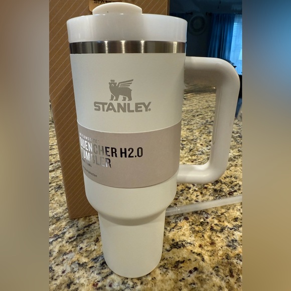 Stanley White 40 oz NIB Insulated Cup with Lid and Straw - Picture 2 of 5